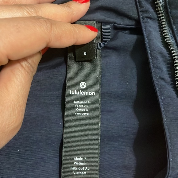 Lululemon Athletica Women’s water resistant jacket with hood, Navy, Size 6 - Picture 2 of 6